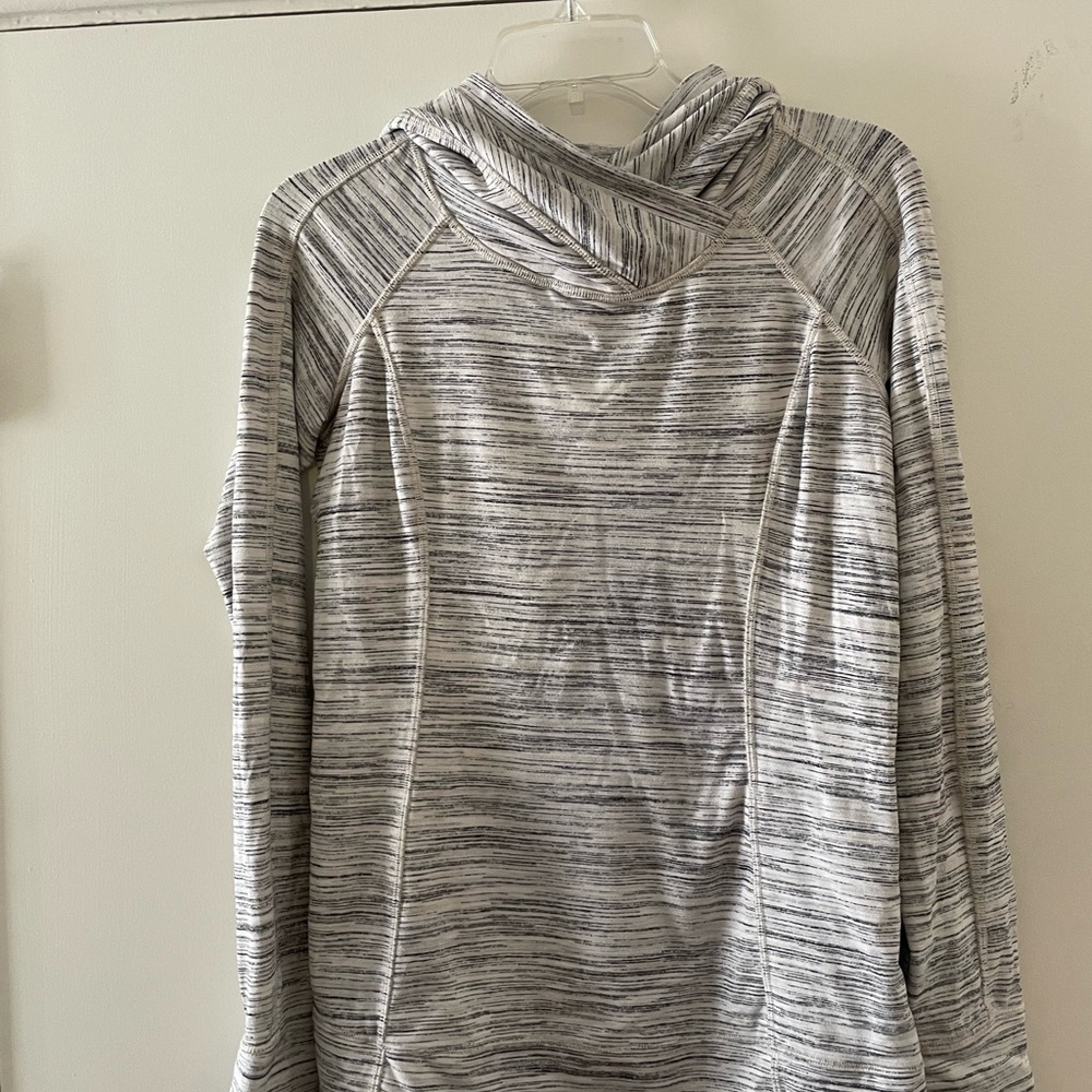 Women’s 🍋 Lululemon Pullover hooded top in size 6 w/ zipper pocket on back.